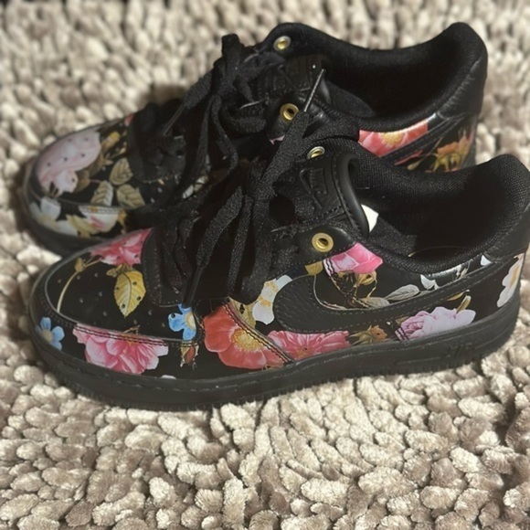 ‼️Sold ‼️ Nike Black Floral Air Force 1 Women’s size 6.5 US - Picture 4 of 7